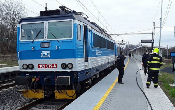 V železniční stanici Oldřichov došlo k požáru lokomotivy, evakuováno bylo 25 cestujících