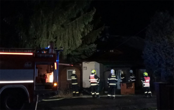 Čtyři jednotky hasičů likvidovaly požár podkroví rodinného domu v Rumburku