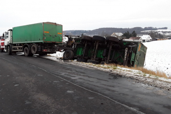 U Kostomlat pod Řípem došlo ke střetu osobního  a nákladního auta. Pro zraněného letěl vrtulník 