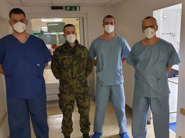V mostecké nemocnici nastoupili příslušníci Armády ČR na pomoc do intenzivních provozů