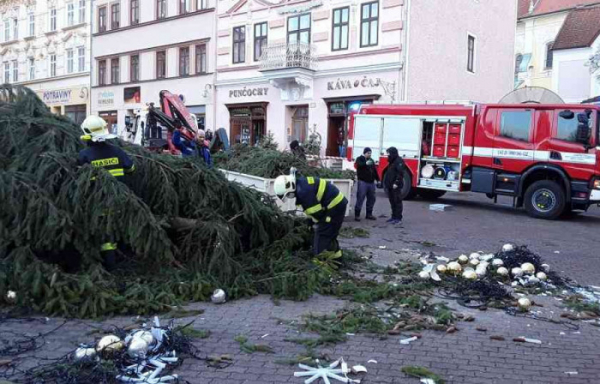 V Litvínově na náměstí zlomil silný vítr vánoční strom