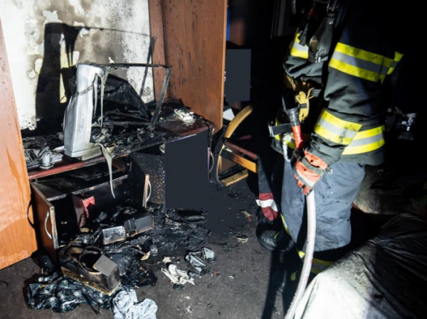 Požár bytu v panelovém domě likvidovali tři jednotky hasičů 