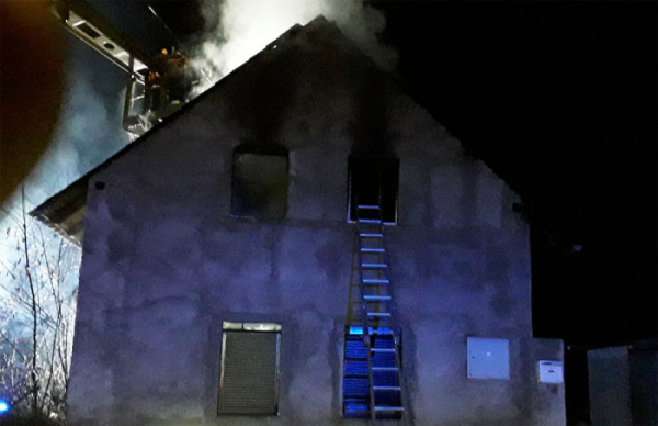 V Čakovicích došlo k požáru rodinného domu, škoda je 800 tisíc korun 