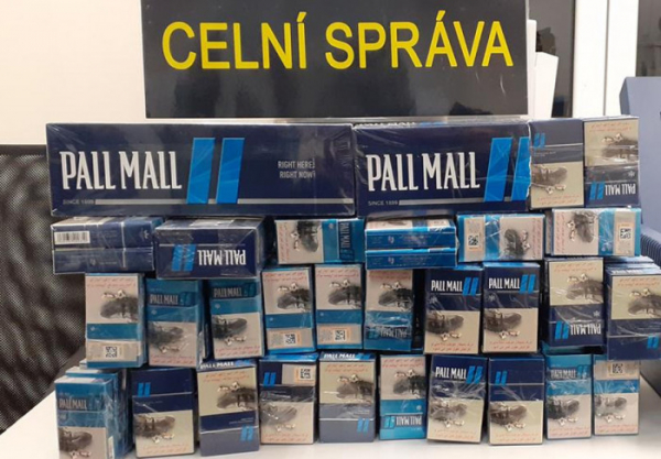 Ústečtí celníci odhalili v rumunských dodávkách 15 120 kusů nelegálně přepravovaných cigaret