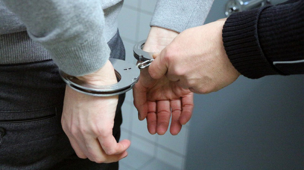 Zloděj ze sklepa bytového domu v Chomutově ukradl alkohol, policie ho našla schovaného pod schodištěm