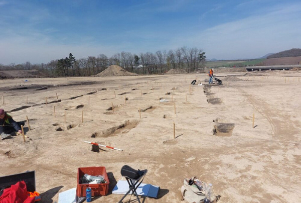Archeologický průzkum na stavbě D7 Chlumčany, zkapacitnění je ukončen, nálezy jsou bohaté