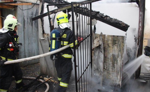 Požár obytné stavební buňky v Ploskovicích