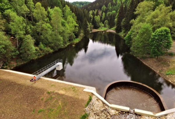 Lesy ČR obnovily další vodní nádrž, tentokrát na Chomutovsku