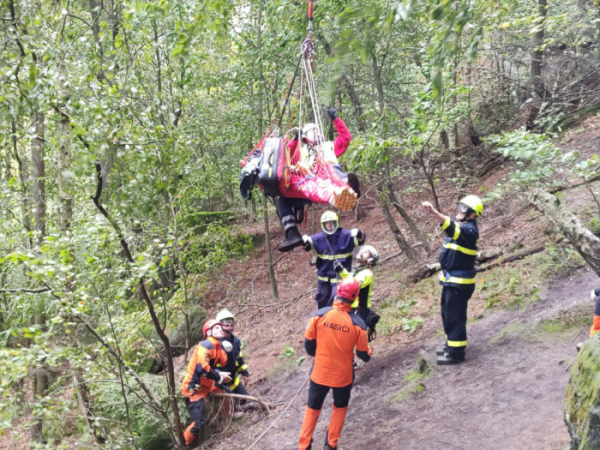 Na Děčínsku spadl ze skály horolezec, vrtulník ho z vážným zraněním transportoval do nemocnice