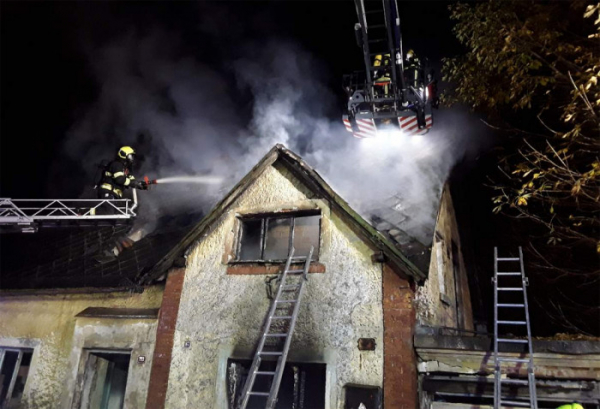 U požáru vybydleného domu ve Vejprtech zasahovalo šest hasičských jednotek