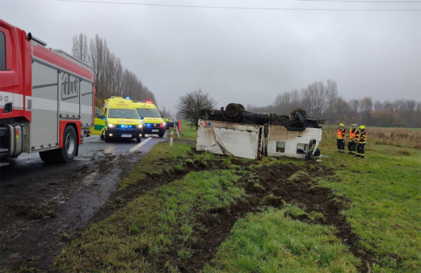 V Droužkovicích skončil nákladní vůz po nehodě na střeše, dvě osoby se zranily