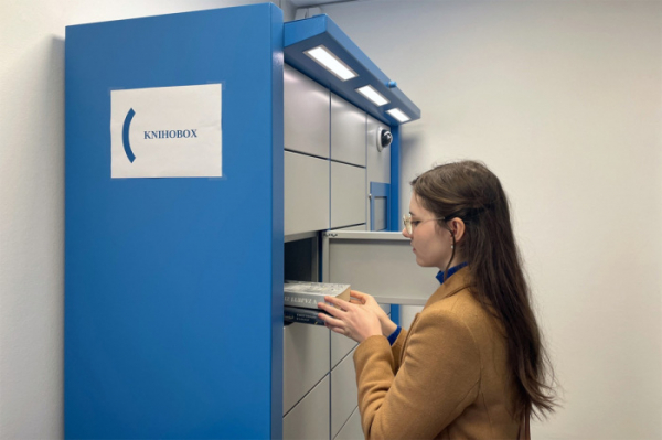 Severočeská vědecká knihovna v Ústí nad Labem nově umožňuje čtenářům půjčování i po zavírací době