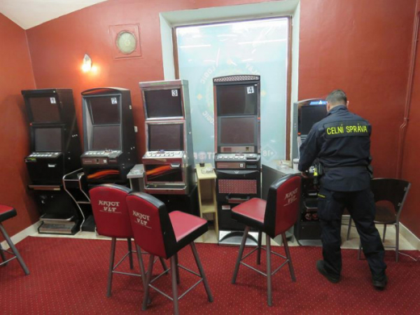 Celníci zajistili v jednom z nočních klubů v centru Kadaně pět nelegálních hracích automatů