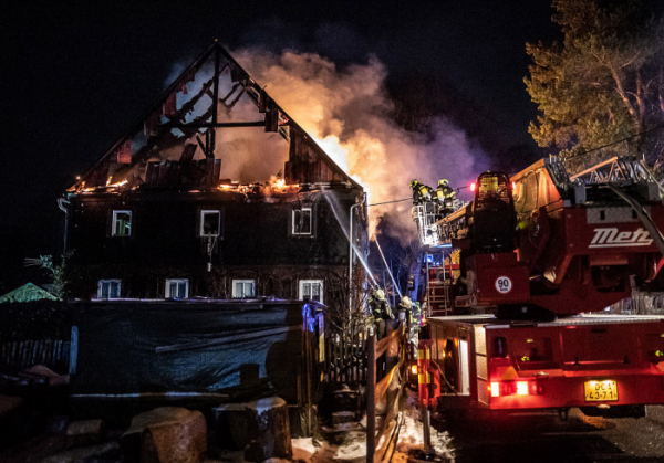 V Krásné Lípě hořela střecha rodinného domu, hasiči evakuovali sedm osob
