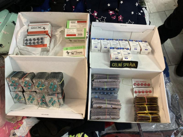 Na Chomutovsku, v prodejně smíšeného zboží, objevili celníci léky na poruchy erekce
