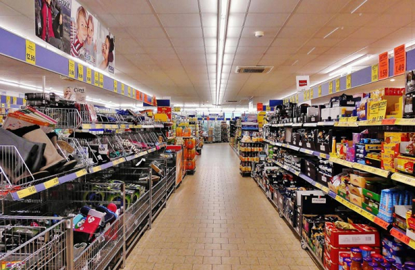 Dvojice kradla v supermarketu, prodavačka skončila po odstrčení na zemi