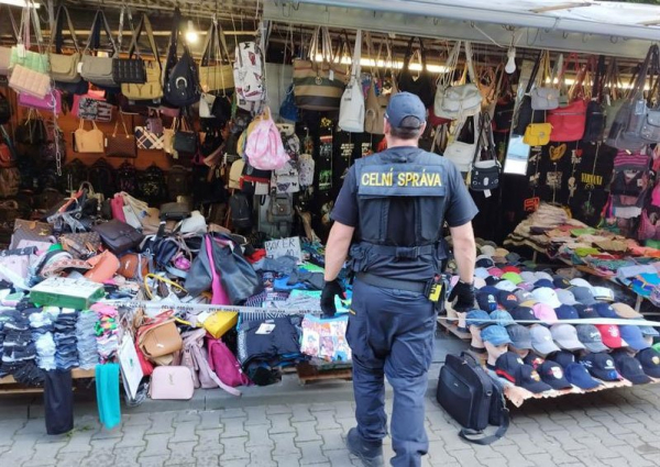 Na tržnicí ve Hřensku zajistili celníci padělky různého zboží v hodnotě téměř 15 milionů korun