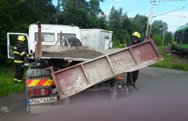 V Děčíně došlo ke střetu nákladního vozidla s vlakem