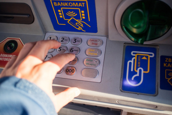 Zloděj ukradl ze zaparkovaného auta platební kartu, z bankomatu pak vybral 160 tisíc korun