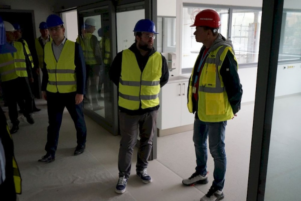 Průběh stavebních prací na nových nemocničních pavilonech zkontroloval hejtman v Chomutově, Ústí a Děčíně