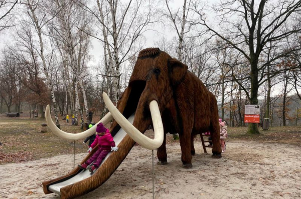 Pohádkový les v Bílině se rozrostl o mamuta Mannyho z Doby ledové