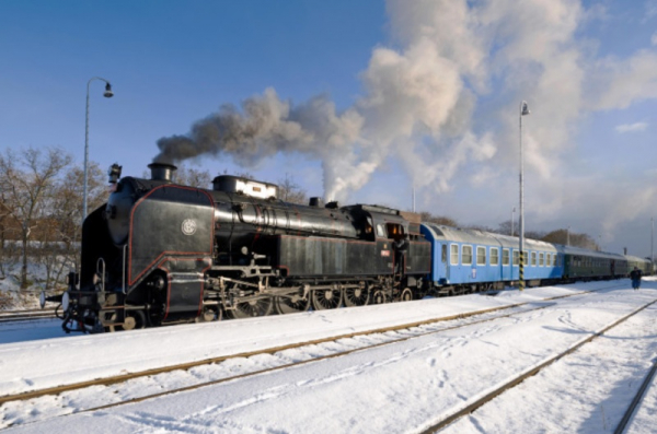 Za světovým dědictvím UNESCO v Žatci vyjíždí vlak NTM v čele s parní lokomotivou 464.102 Ušatá