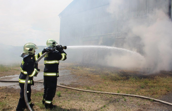 Požár osobního auta a domu v Jiříkově