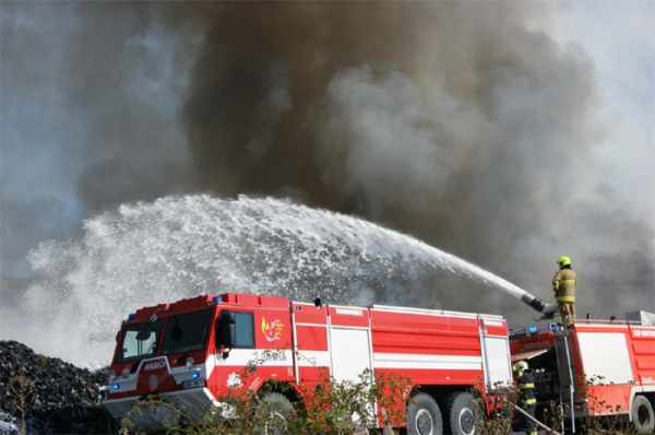 Požár skládky komunálního odpadu v Růžodolu na Mostecku